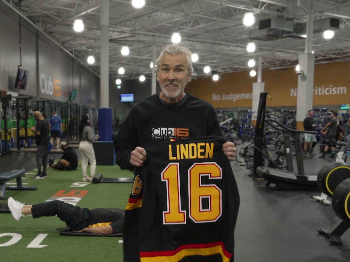 Trevor Linden holding a Linden 16 jersey